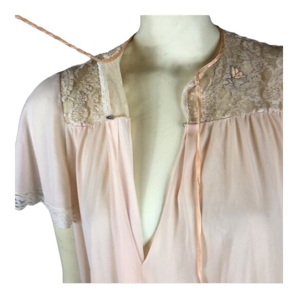Vintage long nightgown in pink with lace & front tie closing size medium - Picture 8 of 12
